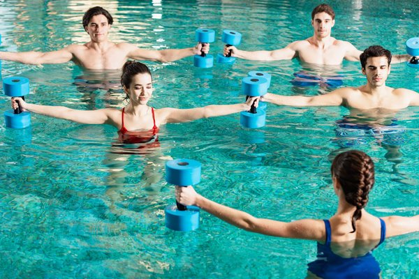 Quels sont les accessoires de fitness aquatique indispensables pour une piscine résidentielle?